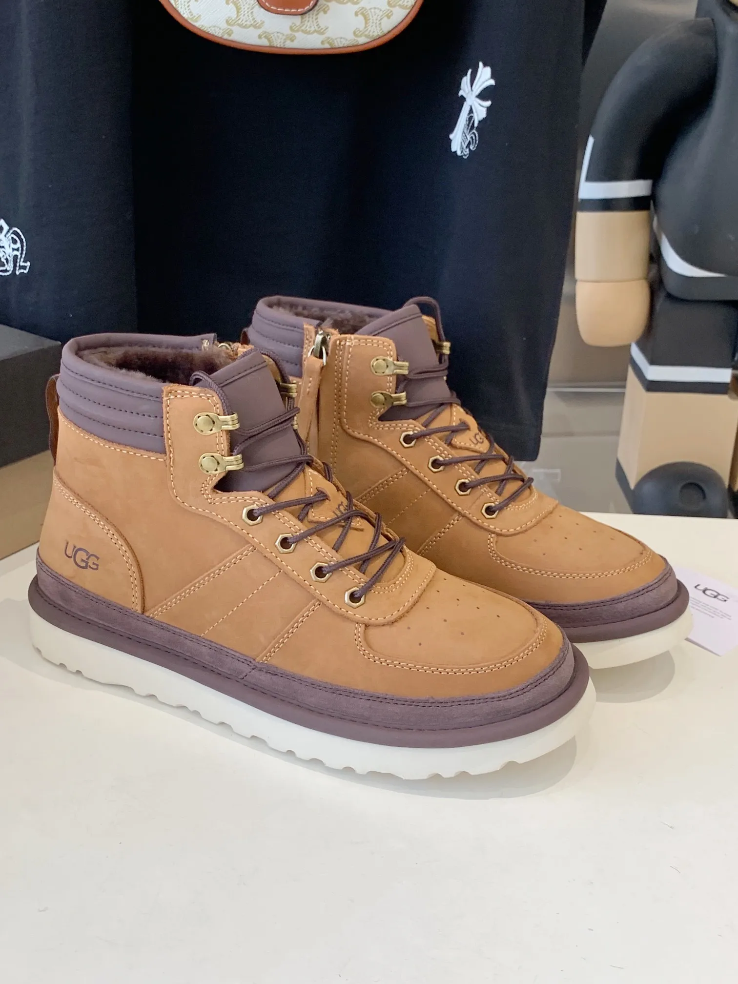 💰 [UGG] P: 660💰 Men's model. Size: 39-44 𝐔gg 1122170 Side zipper Highlander men's shoes. Men's sheepskin lining imported from Australia. The sole is light wing technology outsole. The upper foot is very comfortable. Men's snow boots are ok for husband and dad. High-end atmosphere. Available in three colors: maroon, dark brown, olive green.